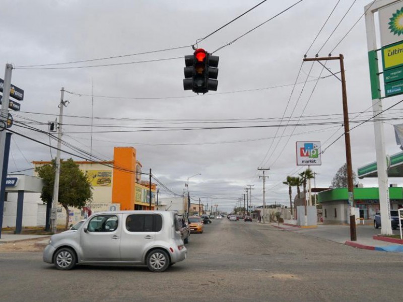 Sustituyen postes de semáforo de Av. Nuevo León y 42