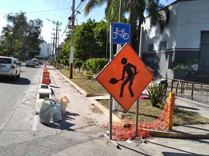 Sustituyen protecciones plásticas por concreto en ciclovía de Avenida México