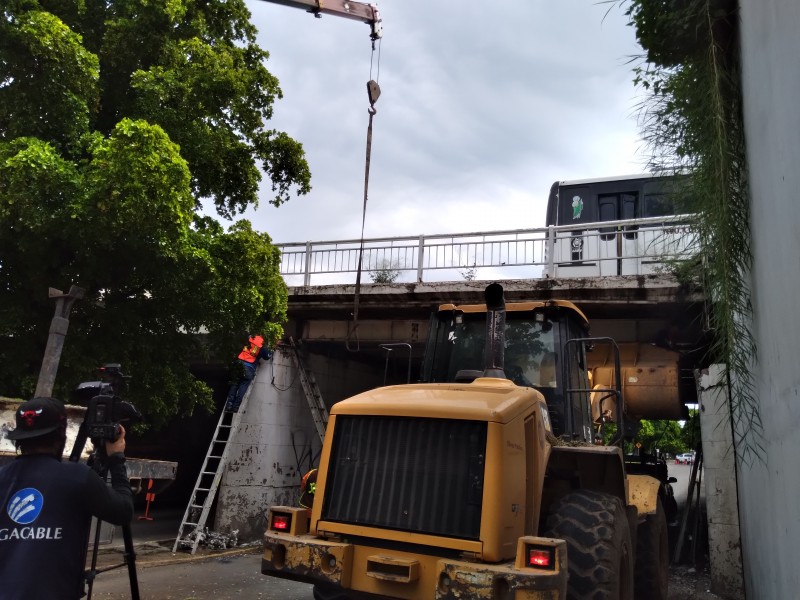 Sustituyen viga dañada en el puente Miguel Hidalgo 