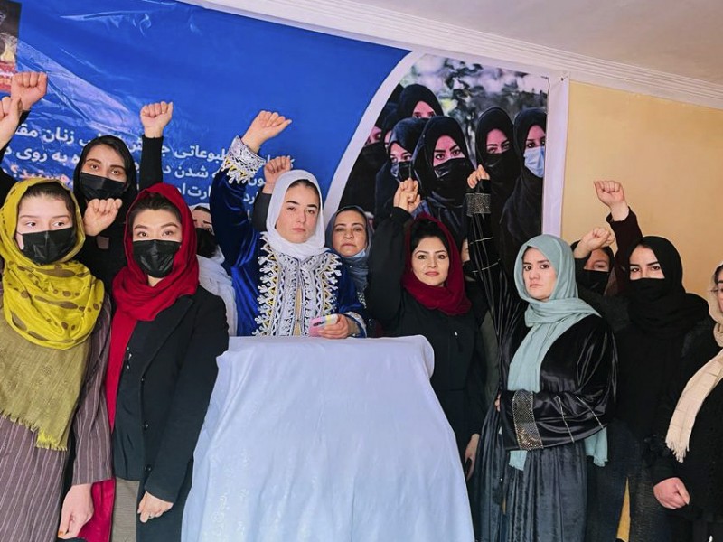 Talibanes decidirán pronto si mujeres pueden volver a las aulas