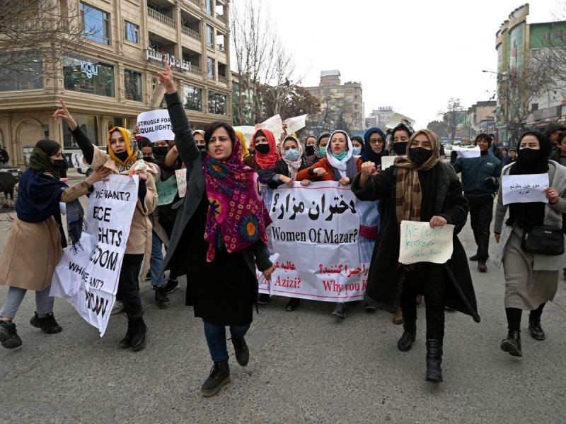 Talibanes dispersan manifestación de mujeres en Kabul