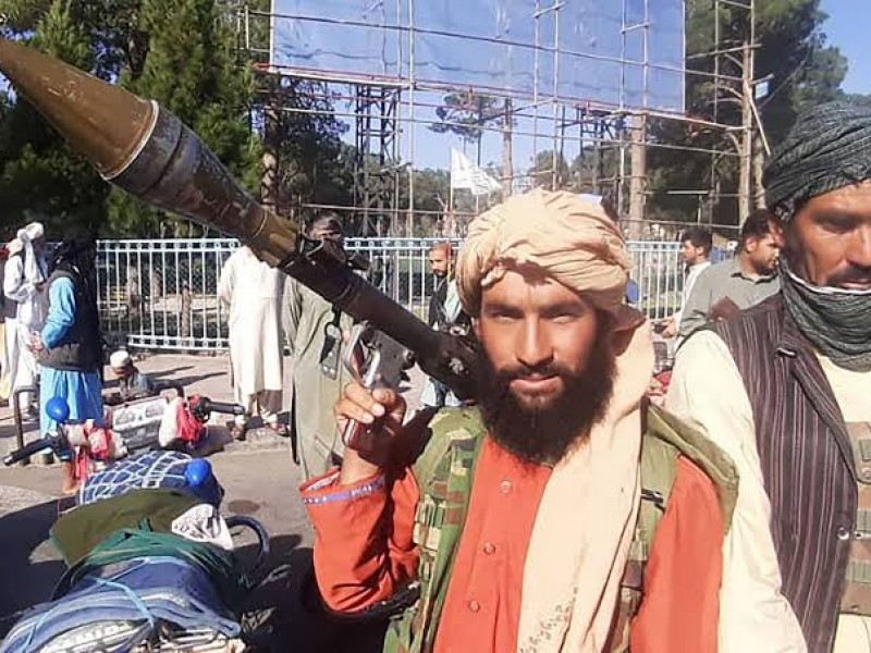 Talibanes irrumpen en Kabul y exigen traspaso pacífico del poder