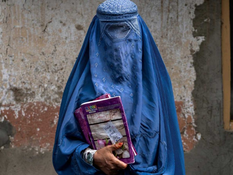 Talibanes prohíben a las mujeres ir a la universidad