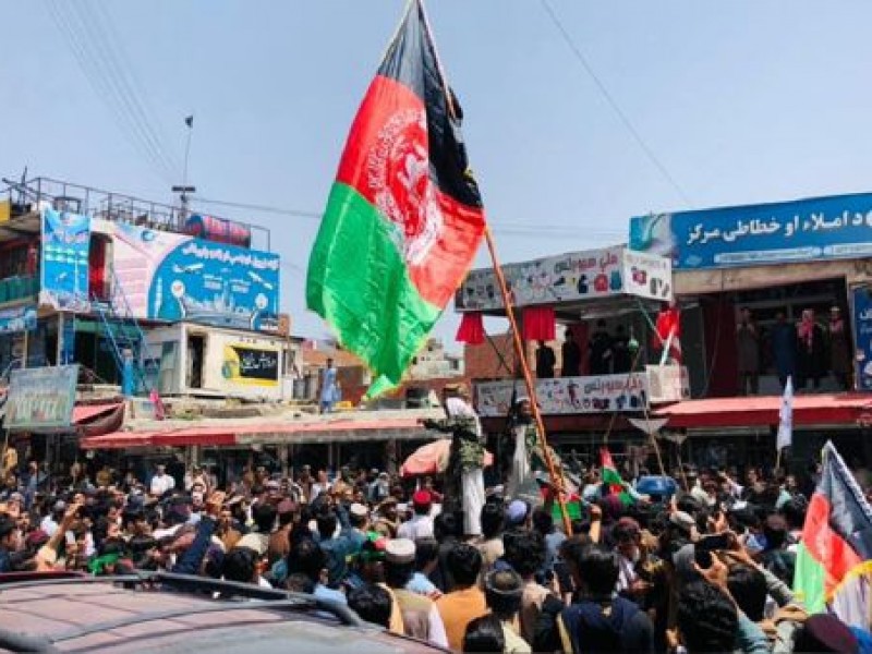 Talibanes reprimen manifestación a favor de la bandera afgana