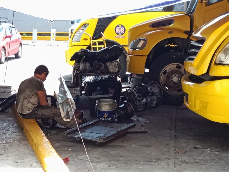 Taller de camiones eleva riesgo en gasolinera