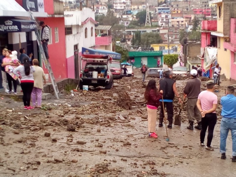 Talud, sepulta a carros en Naucalpan