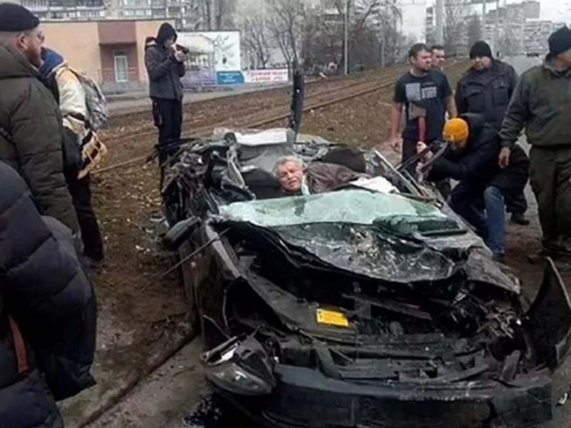 Tanque aplasta totalmente un auto en Kiev; ¡CONDUCTOR SOBREVIVE!