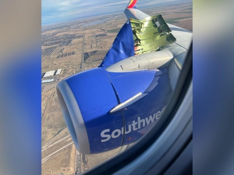 Tapa de motor de avión se abre tras despegue