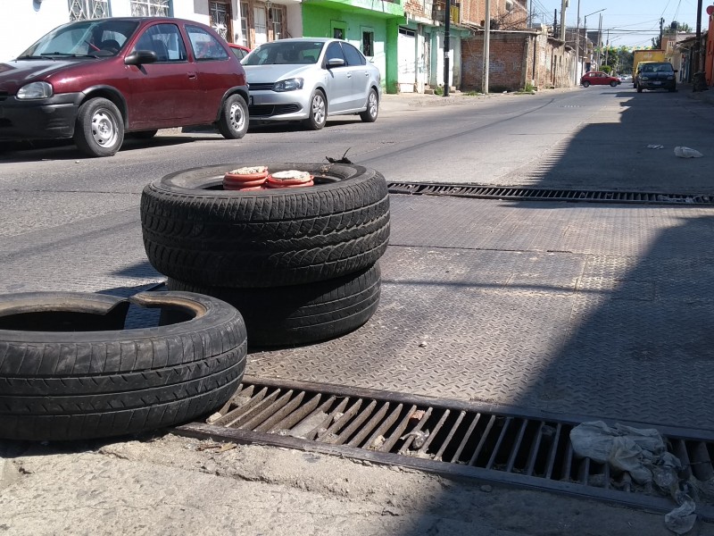 Tapa de registro de la CFE no deja dormir.