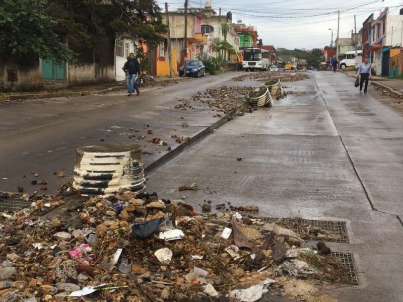 Tapado drenaje pluvial en Monte Sinaí por piedras