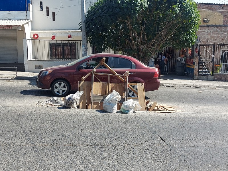 Tapan bache con bases de cama en Oblatos, piden reparación