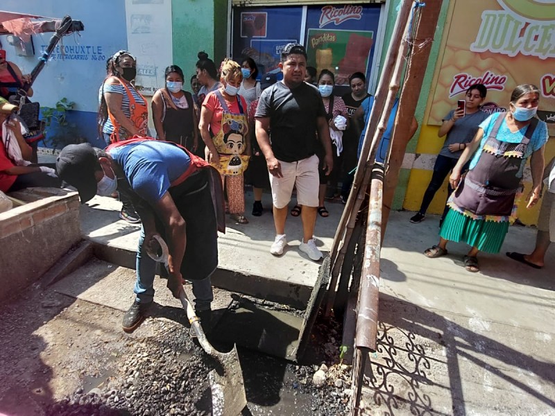 Tapan drenaje colapsado; comerciantes protestan por desatención de autoridades