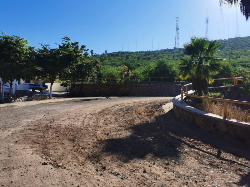 Tapan socavón en cerro La Memoria, vecinos piden atender calles