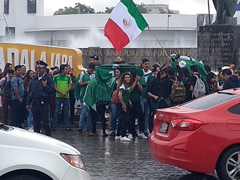 Tapatíos celebran en la Minerva pase a octavos