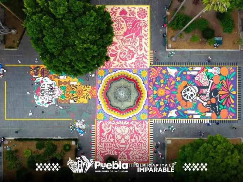 Tapete monumental de Huamantla llena de color el Zócalo poblano