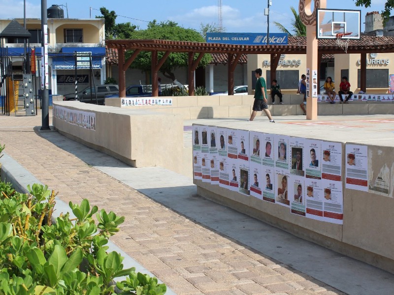 Tapizan plaza San Pedro Apóstol con fichas de desaparecidos