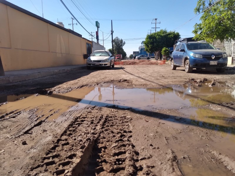 No hay asfalto y las obras se quedan 