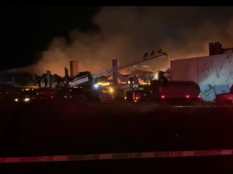 Tardan más de 12 horas en sofocar incendio en Chalco