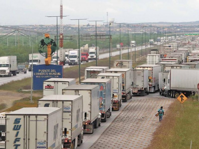 Tardan traileros horas para ingresar a EUA