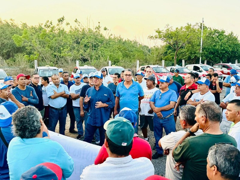 Tavo Ruiz anuncia propuesta de apoyo al gremio taxista