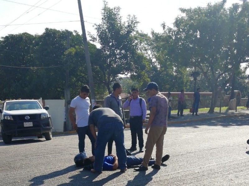 Taxi arrolla a motociclista en Salina Cruz