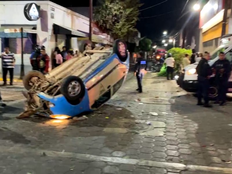 Taxi atropella y termina volcado en la 2 poniente