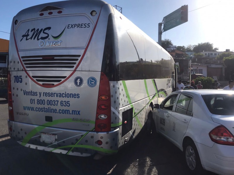 Taxi, autobús y pipa de gas sufren accidente en Petatlán