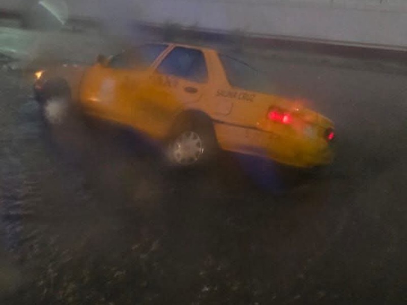 Taxi cae a canal tras intensas lluvias en Salina Cruz