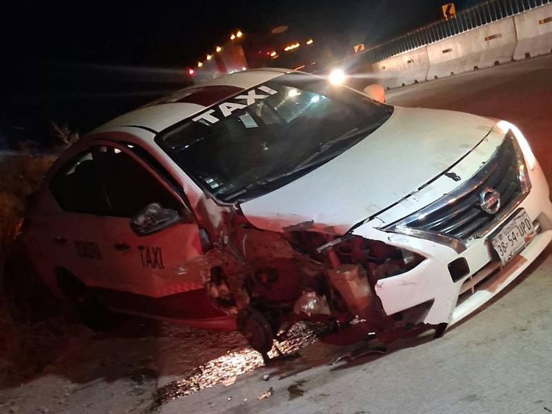 Taxi choca contra muros de contención en la carretera Ímuris–Nogales