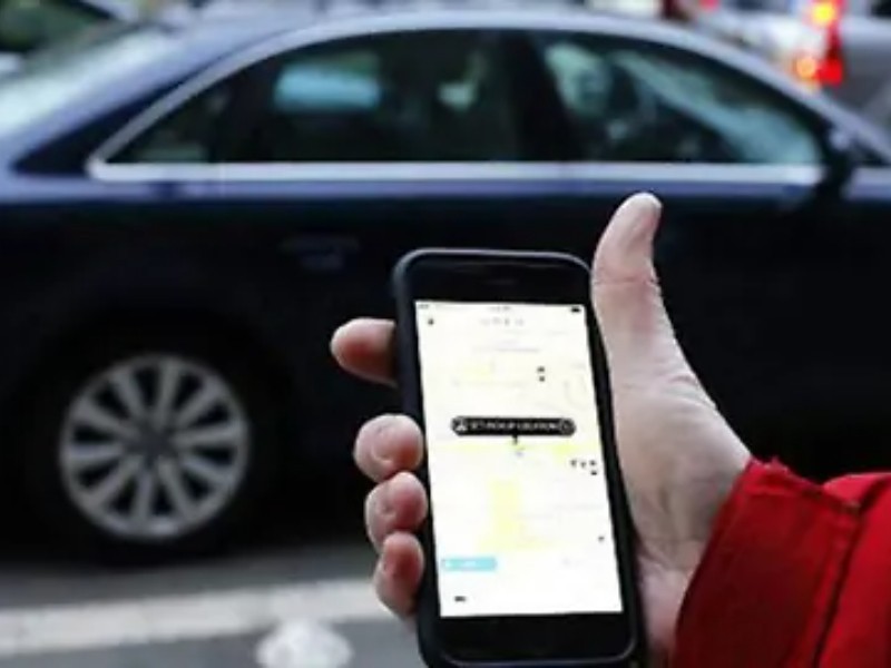 Taxi de plataforma digital, abre acceso exclusivo a adultos mayores