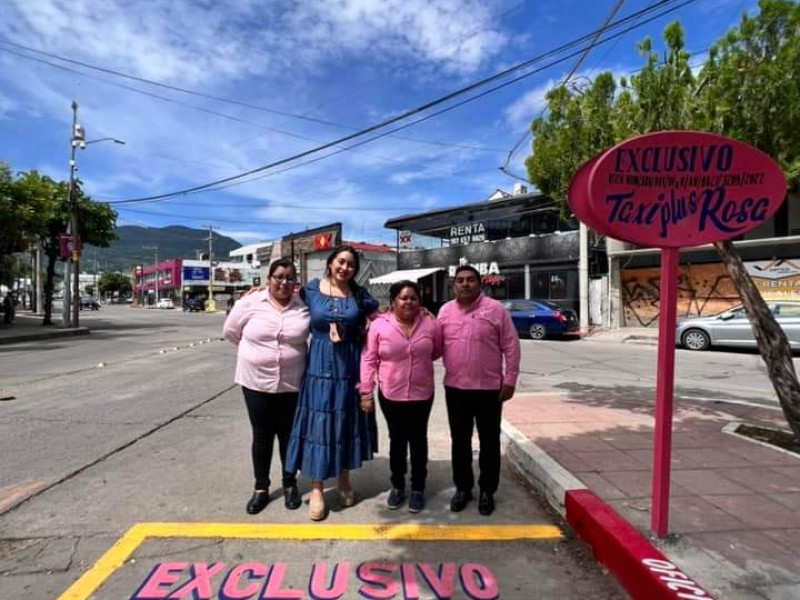Taxi plus rosa instala sitio en zona dorada de Tuxtla