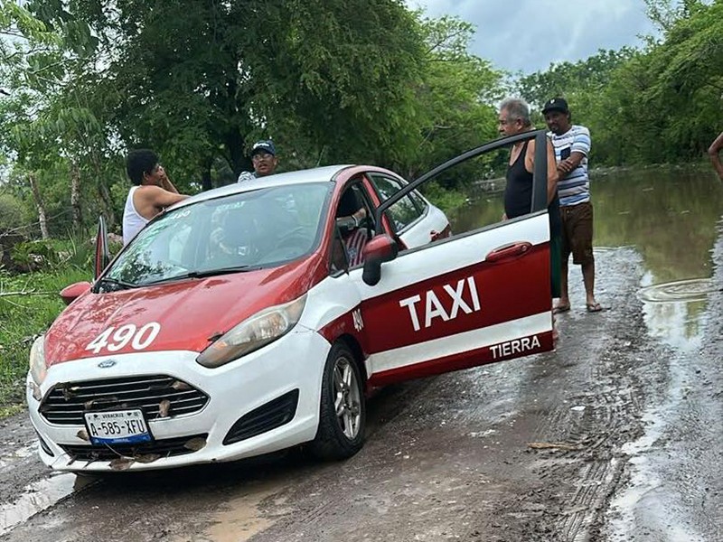 Taxi queda atrapado en río desbordado en Tierra Blanca