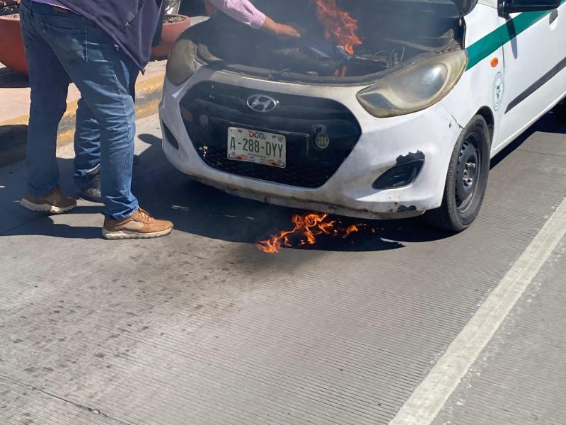 Taxi se incendia en bulevar Felipe Pescador; Protección Civil lo sofoca.