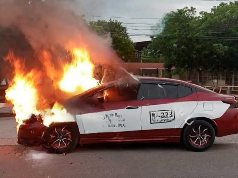Taxi se incendia por corto circuito en carretera Juchitán–La Ventosa
