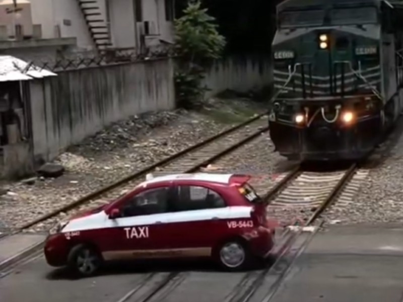 Taxi se salva por segundos de ser arrollado por tren