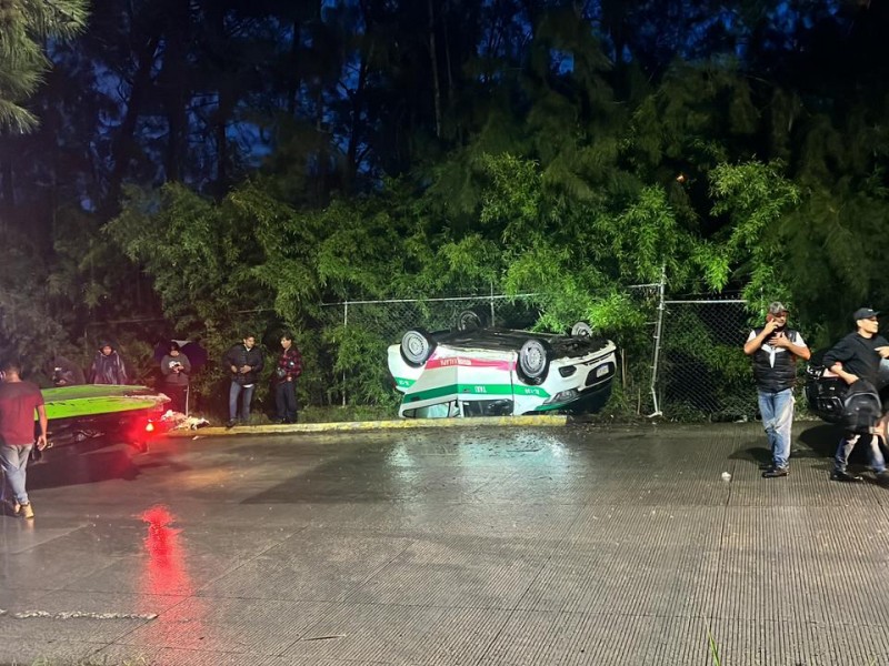Taxi vuelca en bulevar de Emiliano Zapata; hubo 4 lesionados
