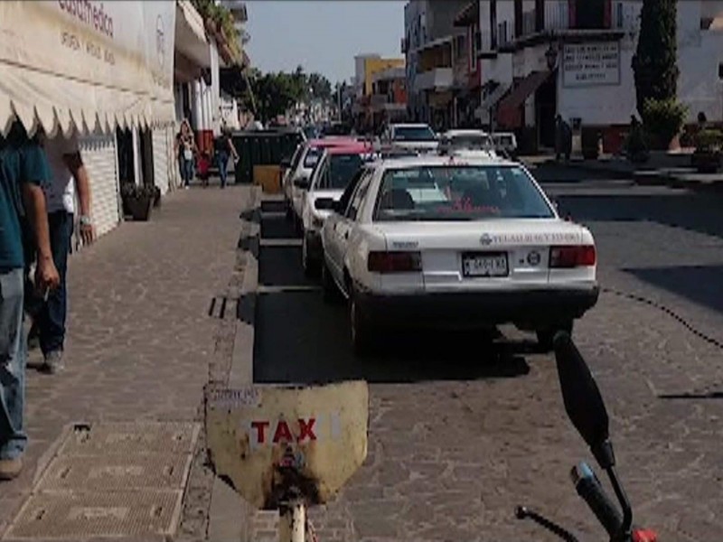 Taxis acaparan más cajones de los permitidos
