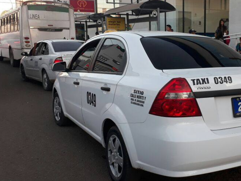 Taxis cobran la mitad para competir con Uber