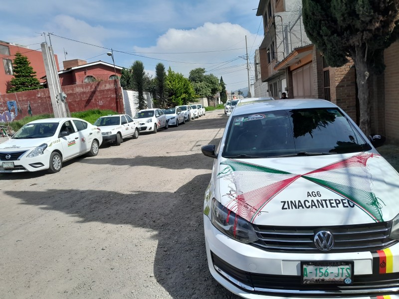 Taxis colectivos llegan a las inmediaciones del Tren Interurbano México-Toluca