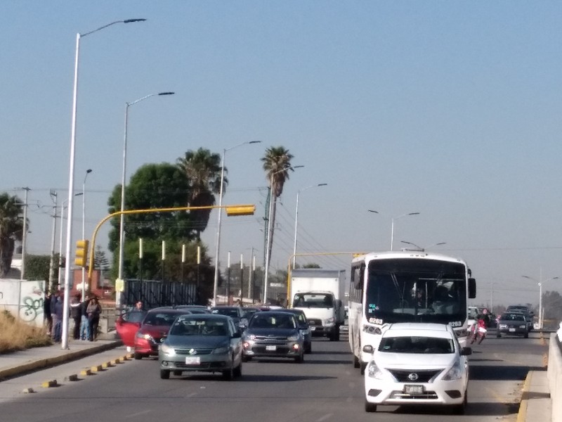 Taxis piratas continúan funcionando en Puebla