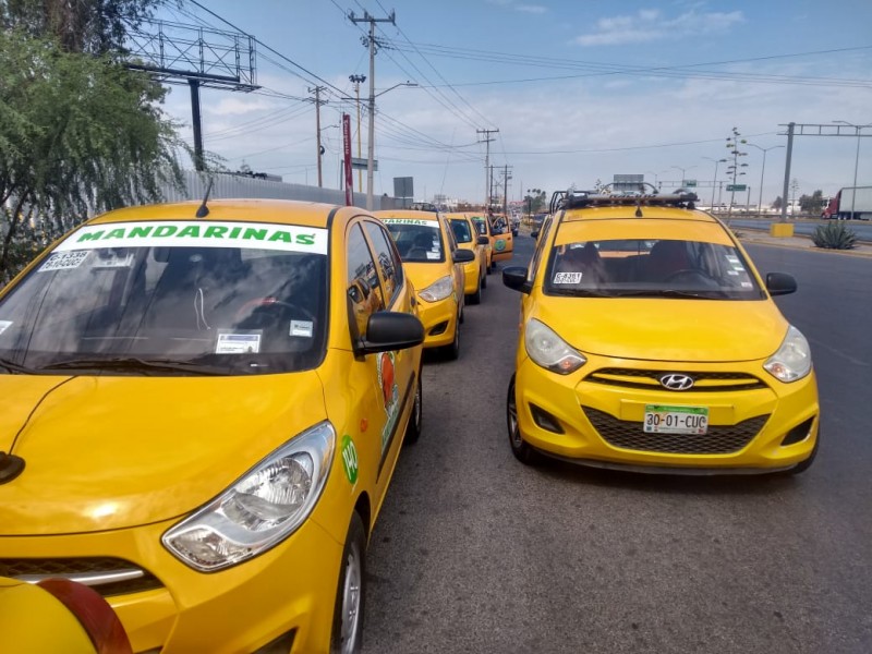 Taxis se manifiestan en el periférico de Torreón