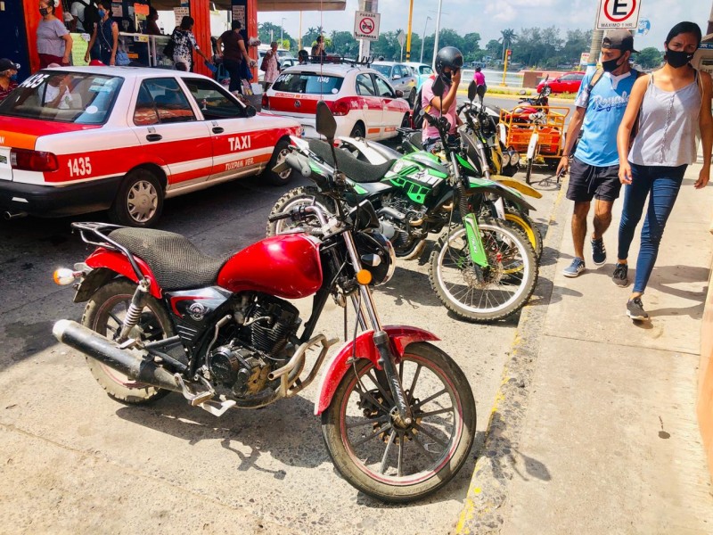 Taxis y motos, dueños de la calle