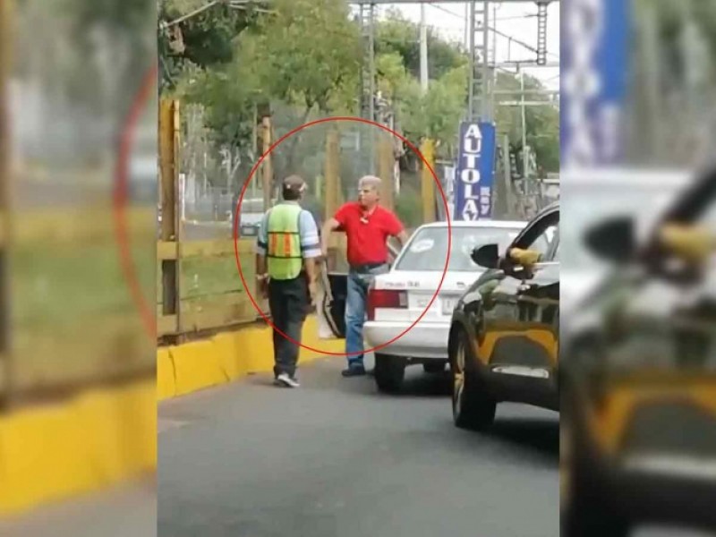 Taxista amenaza a con machete a civil