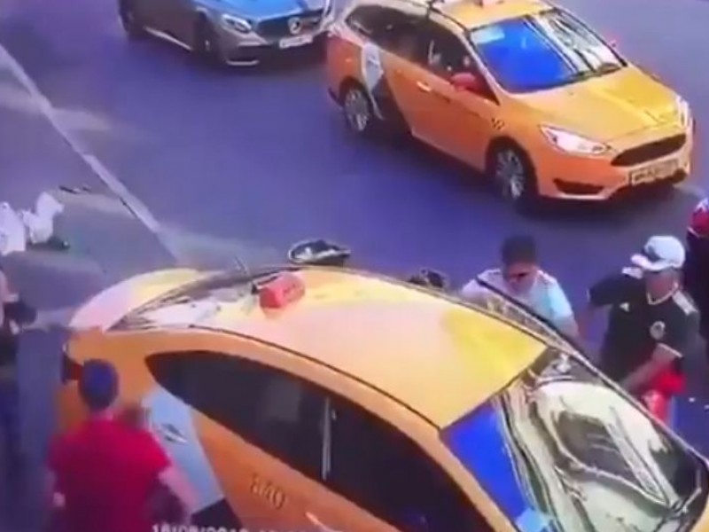 Taxista arrolla a aficionados mexicanos en Moscú