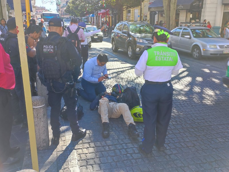 Taxista choca a motociclista en pleno centro