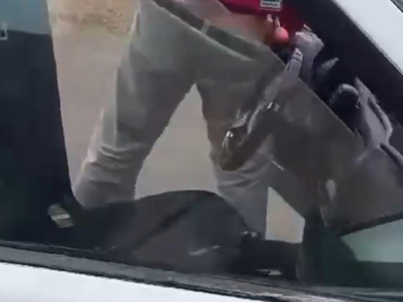 Taxista es captado defecando en la vía publicas