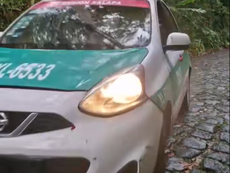 Taxista le aventó el auto a xalapeña tras discusión por pago