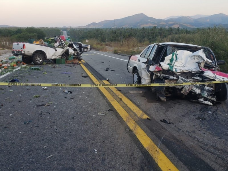 Taxista muere prensado en accidente sobre la carretera Acapulco-Zihuatanejo