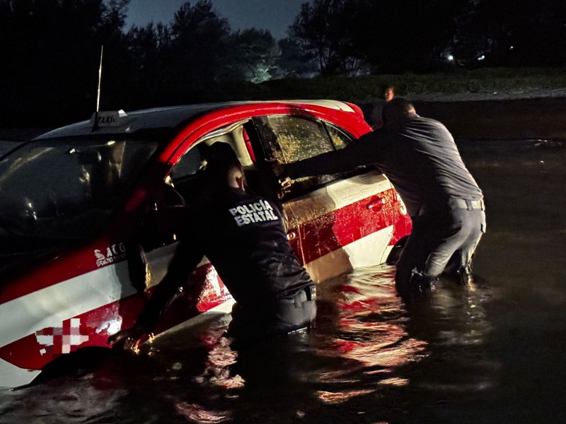 Taxista se quedó dormido y terminó en el agua