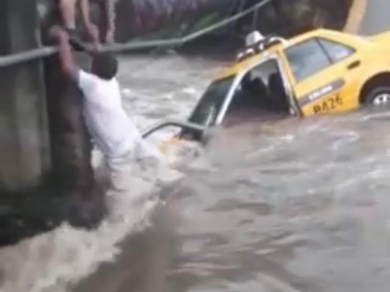 Taxista salva la vida, intentó cruzar camino inundado